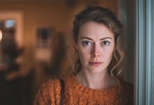 Usłyszałam, jak mąż ze swoją matką planują sprzedać nasz dom, aby spłacić jej długi, ale nie straciłam głowy i  postanowiłam szybko działać, bez względu na koszty…