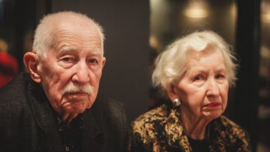 Przez 39 lat mój mąż trzymał jedną szafę zamkniętą na klucz. Po jego śmierci otworzyłam ją — i żałowałam tego