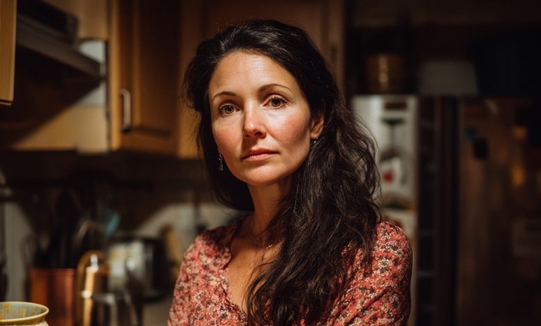 Wróciłam wcześniej z pracy i usłyszałam kobiecy śmiech w kuchni. Wtedy jeszcze nie wiedziałam, jak ten wieczór się skończy…