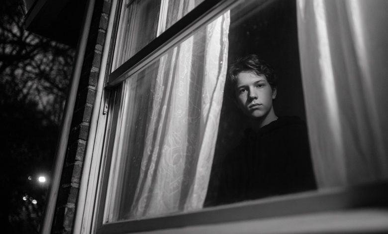 Syn sąsiadów każdej nocy migał mi alfabetem Morse’a. Pewnego razu zmienił sygnał — i zamarłem z przerażenia Syn sąsiadów każdej nocy migał mi alfabetem Morse’a. Pewnego razu zmienił sygnał — i zamarłem z przerażenia