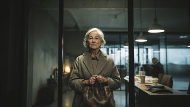 Szef publicznie upokorzył starszą kobietę w naszym biurze. Nie wiedział, że to matka właściciela firmy