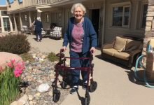 Moja sąsiadka zamieniła mój zadbany ogród w śmietnisko i była pewna, że jej to ujdzie na sucho, ale postanowiłam ją nauczyć lekcji i dałam jej prezent, którego nigdy nie zapomni…