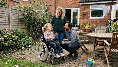 Zaadoptowaliśmy dziewczynkę, od której wszyscy się odwrócili, ponieważ była na wózku inwalidzkim — a po 25 latach list ujawnił prawdę o jej przeszłości…