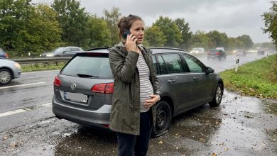 Byłam w ósmym miesiącu ciąży, gdy mąż zostawił mnie z przebitą oponą w deszczu — i zbladł, gdy zobaczył, kto przyjechał zamiast niego