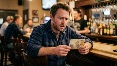 Znalazłem w barze obcy portfel — a w środku było moje dziecięce zdjęcie