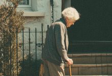 Zapłaciłam za obiad niewidomej kobiety na stacji benzynowej, a następnego dnia mężczyzna w drogim garniturze zapukał do moich drzwi i zaczął poważną rozmowę…