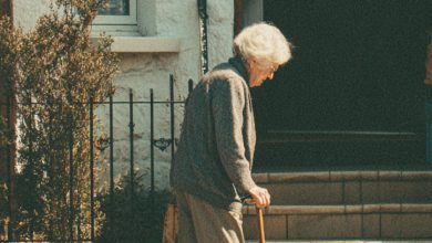 Zapłaciłam za obiad niewidomej kobiety na stacji benzynowej, a następnego dnia mężczyzna w drogim garniturze zapukał do moich drzwi i zaczął poważną rozmowę…