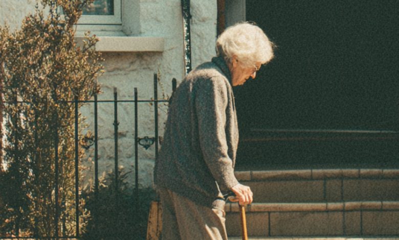 Zapłaciłam za obiad niewidomej kobiety na stacji benzynowej, a następnego dnia mężczyzna w drogim garniturze zapukał do moich drzwi i zaczął poważną rozmowę…