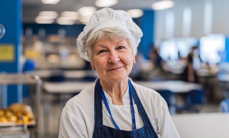 Klasowi od lat śmiali się z mojej babci ze szkolnej stołówki — do momentu, gdy moje przemówienie na zakończenie roku sprawiło, że cała sala zamilkła…