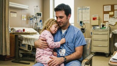 Adoptowałem trzyletnią dziewczynkę po tragedii — po 13 latach przyjaciółka pokazała mi, co moja córka rzekomo ukrywa