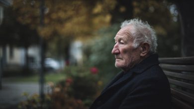 Trzydzieści lat spędził na jednej i tej samej ławce w parku. Pewnego dnia przysiadła się obok niego nieznajoma