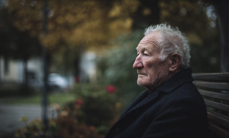 Trzydzieści lat spędził na jednej i tej samej ławce w parku. Pewnego dnia przysiadła się obok niego nieznajoma