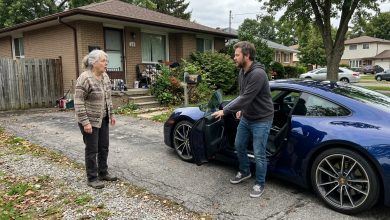 Tydzień temu mnie okradziono — a dziś mój bezrobotny syn przyjechał do domu nowym sportowym samochodem