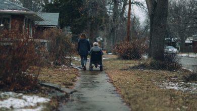 Nasza nowa opiekunka regularnie zabierała moją mamę na spacery – i jedno nagranie z dzwonka ujawniło wszystko…