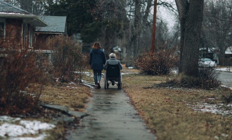 Nasza nowa opiekunka regularnie zabierała moją mamę na spacery – i jedno nagranie z dzwonka ujawniło wszystko…