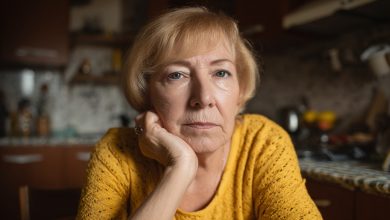 Matka wyrzekła się mnie za to, że poślubiłem samotną mamę. Po trzech latach przyszła do nas do domu — i się rozpłakała