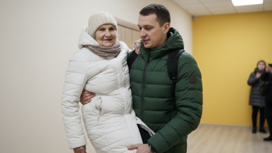 Wynieść starszą sąsiadkę z dziewiątego piętra podczas pożaru — dwa dni później ktoś nieznajomy przyszedł do mnie i stwierdził, że zrobiłem to celowo