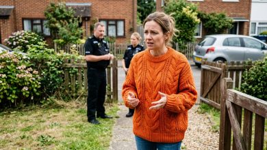 Znalazłam bransoletkę mojej córki na targu staroci — Następnego ranka policja była na moim podwórku i mówiła: “Musimy porozmawiać”…