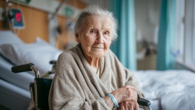 Moja Babcia Zostawiła Pięć Zalakowanych Kopert dla Sąsiadów, Którzy Zamienili Jej Życie W Piekło — Po Doręczeniu Pierwszej z Nich, Policja Pojawiła Się u Moich Drzwi