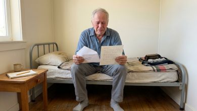 Bezdomny nauczyciel darmo uczył dzieci na ławce. Siedem lat później otrzymał list Bezdomny nauczyciel darmo uczył dzieci na ławce. Siedem lat później otrzymał list