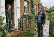 Mama wyrzuciła mnie z domu będącą w ciąży w wieku 17 lat — a dwanaście lat później pojawiła się na progu w łzach