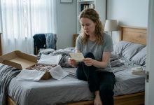 Matka byłego przesłała mi czerwoną sukienkę na jego ślub — kiedy zrozumiałam dlaczego, nogi się pode mną ugięły