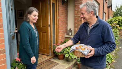 Trzydzieści lat uważałam go za zmarłego w pożarze — dopóki nowy sąsiad nie zapukał do moich drzwi Trzydzieści lat uważałam go za zmarłego w pożarze — dopóki nowy sąsiad nie zapukał do moich drzwi