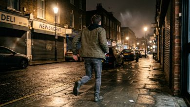 Bezdomny znalazł szkatułkę z klejnotami i notatką w opuszczonym domu — i pobiegł przez całe miasto