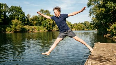 Nastolatek wskoczył do lodowatej rzeki, aby uratować psa — a rano przed jego domem zatrzymał się czarny SUV Nastolatek wskoczył do lodowatej rzeki, aby uratować psa — a rano przed jego domem zatrzymał się czarny SUV