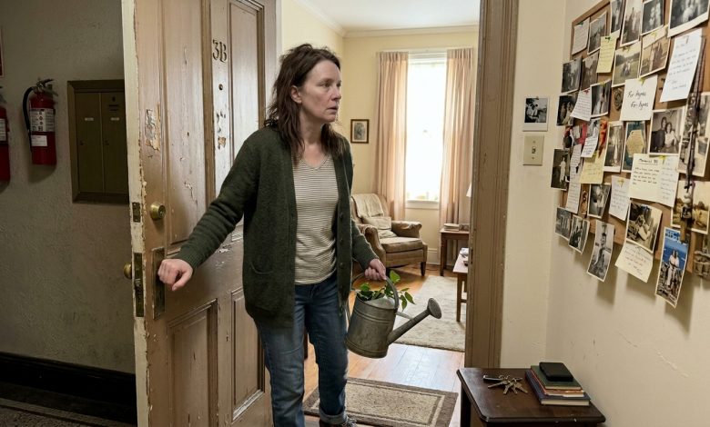 Sąsiad poprosił, żebym podlała kwiaty — znalazłam w jego domu zamknięty pokój, a w nim ściany pokryte moimi zdjęciami Sąsiad poprosił, żebym podlała kwiaty — znalazłam w jego domu zamknięty pokój, a w nim ściany pokryte moimi zdjęciami