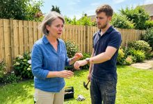 Nieznajomy naprawił jej płot za sto dolarów — potem zauważyła znamię na jego nadgarstku Nieznajomy naprawił jej płot za sto dolarów — potem zauważyła znamię na jego nadgarstku