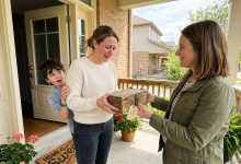 Mrukliwy sąsiad przez lata krzyczał na moje dzieci — po jego odejściu przybyła jego córka z zamkniętym pudełkiem zaadresowanym do mojego syna Mrukliwy sąsiad przez lata krzyczał na moje dzieci — po jego odejściu przybyła jego córka z zamkniętym pudełkiem zaadresowanym do mojego syna