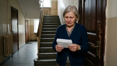 Moja córka przestała dzwonić. Po dwóch tygodniach ciszy pojechałam pod jej adres. Zostawiła kopertę z napisem “Dla Mamy, gdy przyjdziesz”.