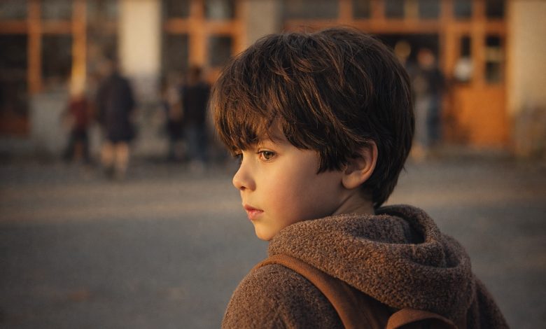 Mój syn zginął w wieku dziewiętnastu lat — a pięć lat później w moje zajęcia wszedł chłopiec z dokładnie takim samym znamieniem pod prawym okiem.