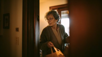 Wróciłam do domu wcześniej. Przy drzwiach były buty, które nie należały do mnie — i głos mojej córki w kuchni