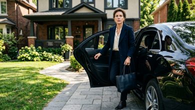 Mrukliwy sąsiad przez lata krzyczał na moje dzieci — po jego odejściu przybyła jego córka z zamkniętym pudełkiem zaadresowanym do mojego syna