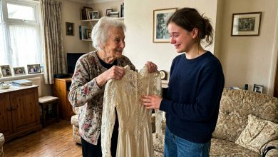 Zdecydowałam się założyć suknię ślubną mojej babci na jej cześć — ale podczas jej poprawiania znalazłam ukrytą notatkę, która ujawniła prawdę o moich rodzicach