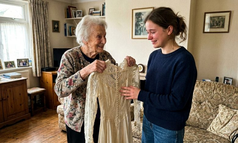 Zdecydowałam się założyć suknię ślubną mojej babci na jej cześć — ale podczas jej poprawiania znalazłam ukrytą notatkę, która ujawniła prawdę o moich rodzicach