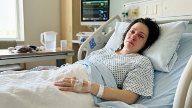 Mąż postanowił zabrać wszystko, po tym jak uratowałam mu życie. Ale córka powiedziała sędziemu: «Czy mogę pokazać coś, o czym mama nie wie?»