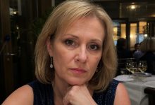 Poszłam na zjazd szkolny bez oczekiwań. A potem On wszedł — i znów miałam siedemnaście lat, serce biło jak szalone, a w całym pokoju zapanowała cisza.