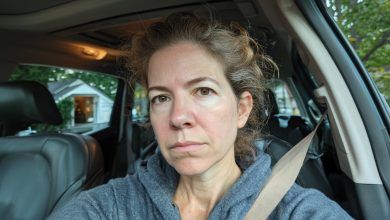 Mój brat przekonał mamę, aby przepisała mu mieszkanie w zamian za dożywotnią opiekę. W pierwszym roku przychodził codziennie. Potem raz w tygodniu. Potem raz w miesiącu. A potem pewnego poniedziałkowego ranka zadzwonił sąsiad…