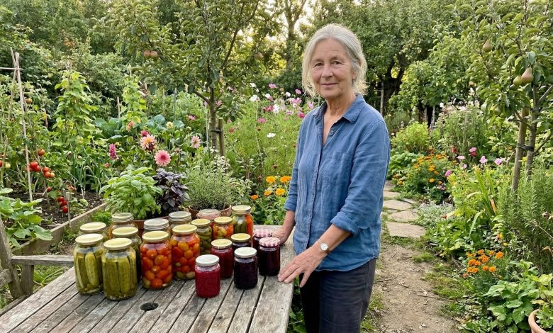 „Trzydzieści lat spędzałam każde lato na działce — grządki, przetwory… Mąż i dzieci przyjeżdżali na weekendy, robili grilla, wypoczywali i wyjeżdżali. Zeszłego lata w czerwcu zamknęłam działkę i po raz pierwszy w życiu poleciałam sama nad morze. Mąż nie rozumiał. Dzieci potępiły. A ja wróciłam i po raz pierwszy od trzydziestu lat poczułam — to lato było moje.”