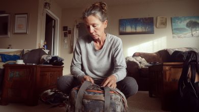 Znalazłam w torbie mojego męża – woźnego, prawdziwą fortunę. Jego wyjaśnienie zmieniło wszystko