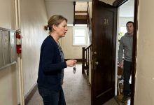 Wynajęłam moje drugie mieszkanie kuzynce — bez umowy, bo “po co między rodziną?”. Przez rok nie płaciła. Kiedy w końcu poszłam sprawdzić, obcy facet otworzył drzwi. Wynajęłam moje drugie mieszkanie kuzynce — bez umowy, bo “po co między rodziną?”. Przez rok nie płaciła. Kiedy w końcu poszłam sprawdzić, obcy facet otworzył drzwi.