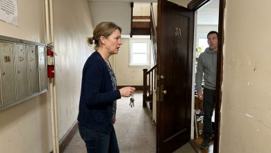 Wynajęłam moje drugie mieszkanie kuzynce — bez umowy, bo “po co między rodziną?”. Przez rok nie płaciła. Kiedy w końcu poszłam sprawdzić, obcy facet otworzył drzwi.