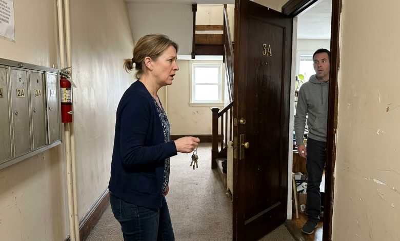 Wynajęłam moje drugie mieszkanie kuzynce — bez umowy, bo “po co między rodziną?”. Przez rok nie płaciła. Kiedy w końcu poszłam sprawdzić, obcy facet otworzył drzwi. Wynajęłam moje drugie mieszkanie kuzynce — bez umowy, bo “po co między rodziną?”. Przez rok nie płaciła. Kiedy w końcu poszłam sprawdzić, obcy facet otworzył drzwi.