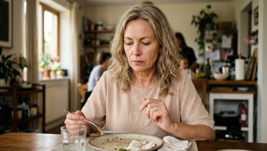 Syn nie zadzwonił do mnie w dniu moich urodzin. Ani rano, ani wieczorem. Czekałam cały dzień. O północy przyszedł SMS: „Mamo, wszystkiego najlepszego z okazji urodzin, przepraszam, byłem zawalony.” Patrzyłam na tę wiadomość. Przypomniałam sobie, jak nie spałam po nocach, kiedy chorował. Jak pracowałam na dwóch etatach dla niego. I odpisałam mu — po raz pierwszy od trzydziestu pięciu lat szczerze…