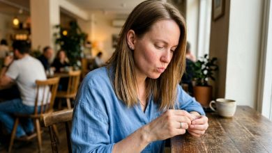 Kiedy mój narzeczony wkładał mi pierścionek, jego mama powiedziała głośno do gości: „No wreszcie — może i nie piękność, ale syn wybrał, więc cóż teraz zrobić”. Wszyscy się roześmiali. Narzeczony też. Patrzyłam na pierścionek na swoim palcu i myślałam tylko o jednym. O tym, co zrobię zaraz po tym, jak wszyscy się rozejdą…