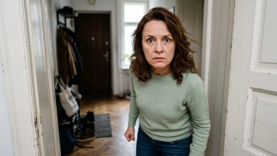 Sąsiadka z dołu zapukała do moich drzwi i powiedziała: „Kiedy pani chodzi, mój sufit się trzęsie. W ogóle widziała się pani w lustrze?” Stałam w drzwiach i nie wiedziałam, co odpowiedzieć na to upokorzenie. Tak, mam nadwagę. Wiem o tym. Żyję z tym każdego dnia. Ale to moje mieszkanie. Moje życie. Stała i czekała na odpowiedź. I wtedy skończyło się dwadzieścia lat milczenia i rzuciłam się na nią słowami…