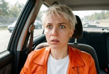 Przez dwadzieścia lat na urodziny dostawałam kuchenne akcesoria — na sześćdziesiąte urodziny dzieci podarowały mi patelnie i wyszły po godzinie, a tamtego wieczoru coś we mnie pękło